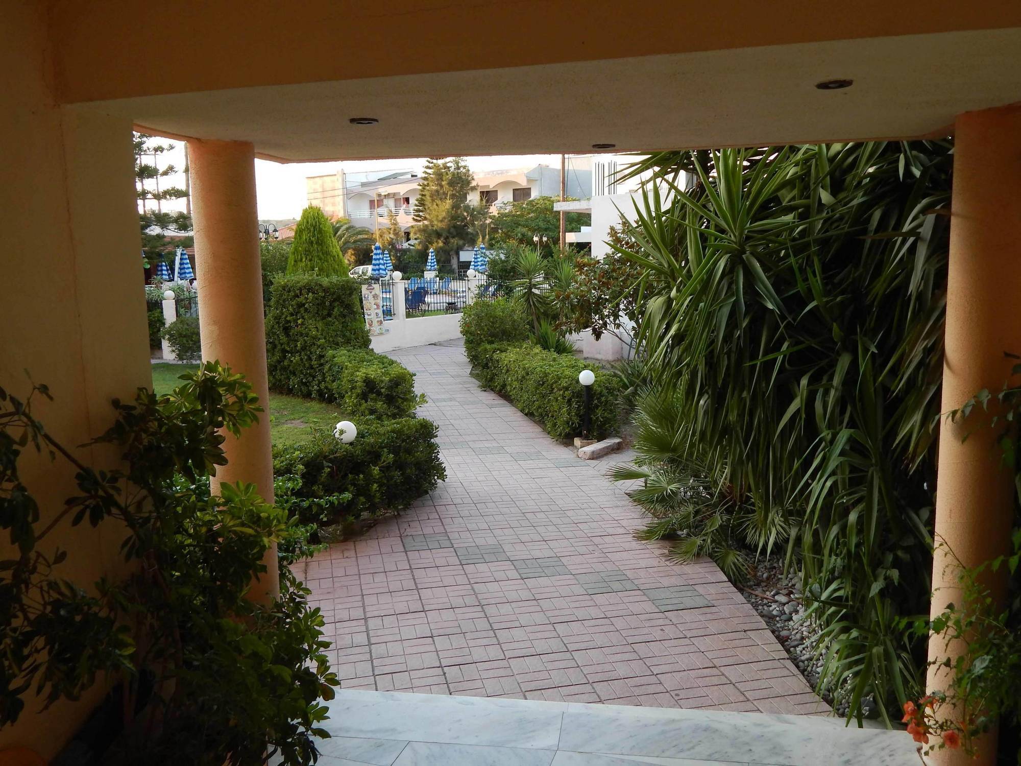 Lyristis Dinos Studios & Apartments Faliraki Exteriör bild