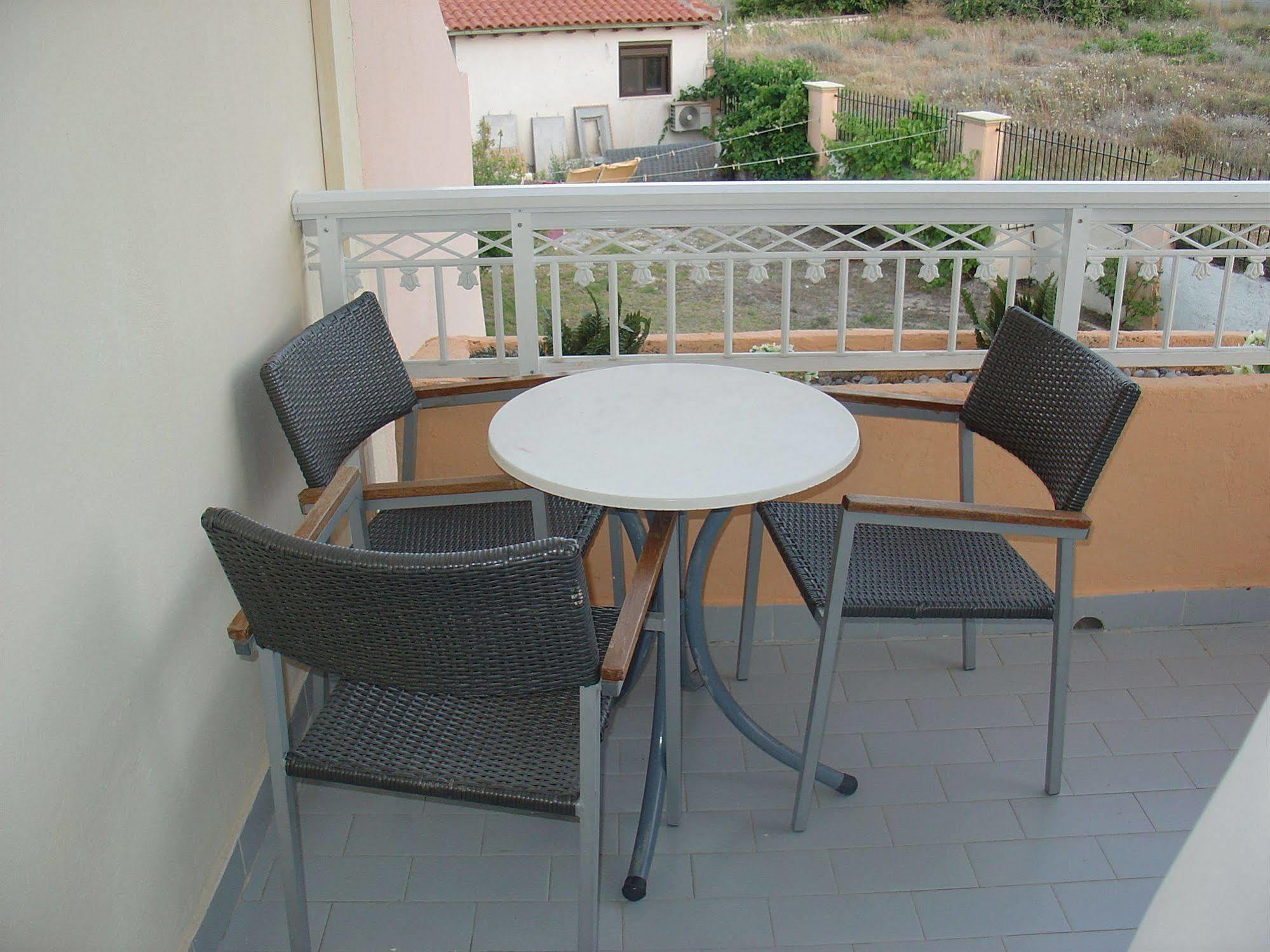 Lyristis Dinos Studios & Apartments Faliraki Exteriör bild